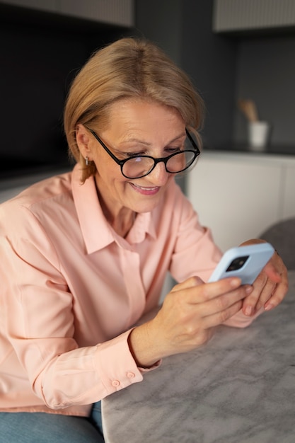 Foto grátis mulher de alto ângulo fazendo uma pausa com smartphone