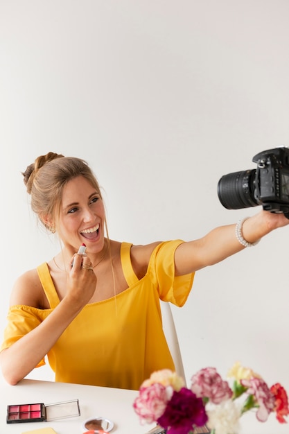 Foto grátis mulher de alto ângulo, gravando-se