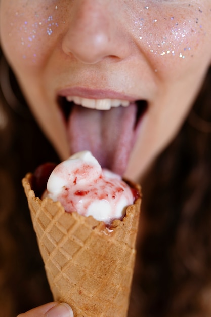 Foto grátis mulher de alto ângulo lambendo a casquinha de sorvete