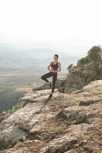 Mulher de alto ângulo meditando