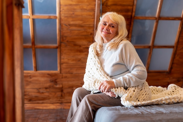 Foto grátis mulher de alto ângulo na beira da cama