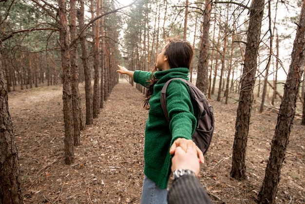 Foto grátis mulher de alto ângulo na natureza