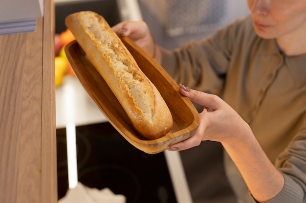 Mulher de alto ângulo segurando pão