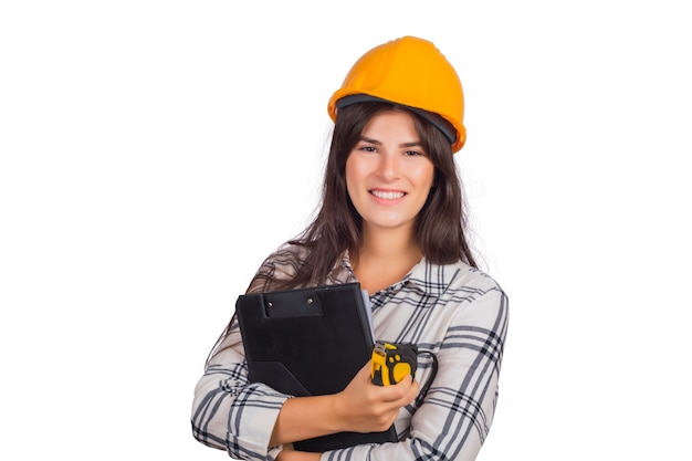 Mulher de arquiteto usando capacete de construção e segurando pastas.