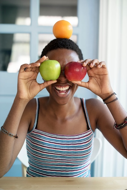 Mulher de ascendência africana com frutas no rosto