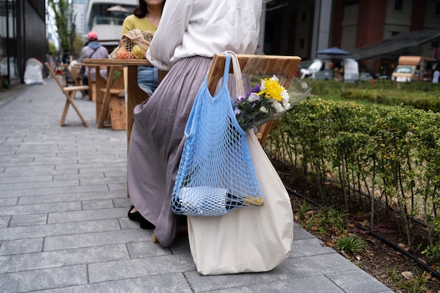 Mulher de baixo ângulo com bolsa de tecido