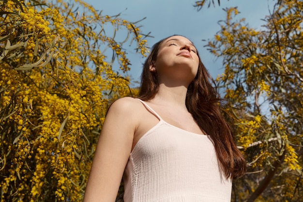 Foto grátis mulher de baixo ângulo com olhos fechados