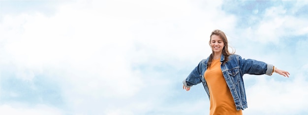 Foto grátis mulher de baixo ângulo na natureza