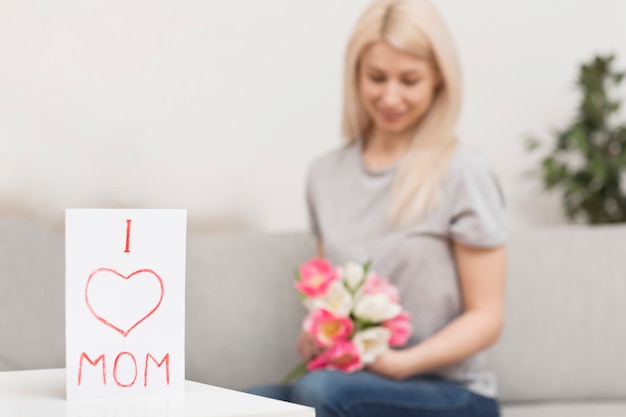 Foto grátis mulher de baixo ângulo no sofá com flores