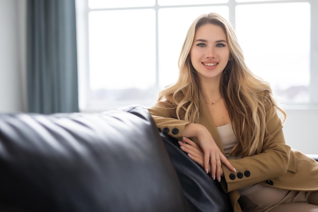 Mulher de beleza com sorriso branco olhando para a câmera em casa