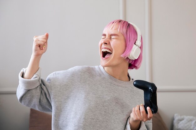 Mulher de cabelo rosa jogando videogame