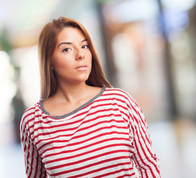 Mulher de cabelos compridos com uma expressão séria