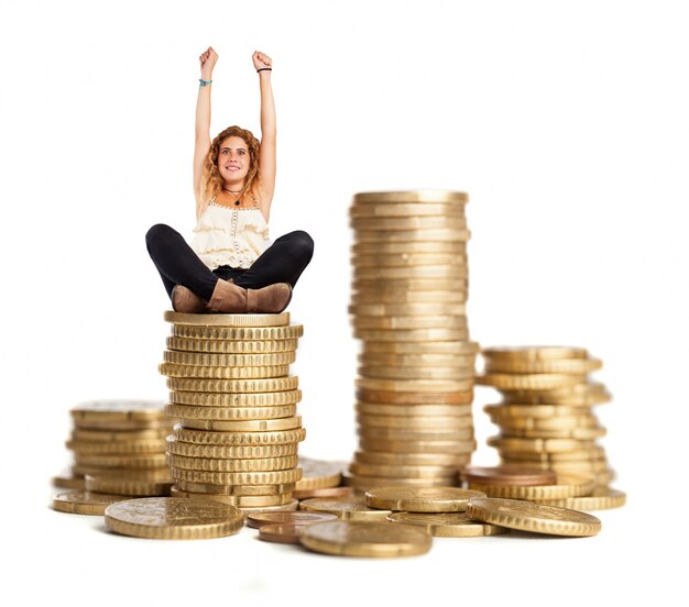 Mulher de cabelos encaracolados sentado sobre uma pilha de moedas