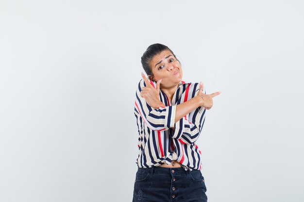 mulher de camisa, saia apontando para longe dando de ombros e parecendo perplexa