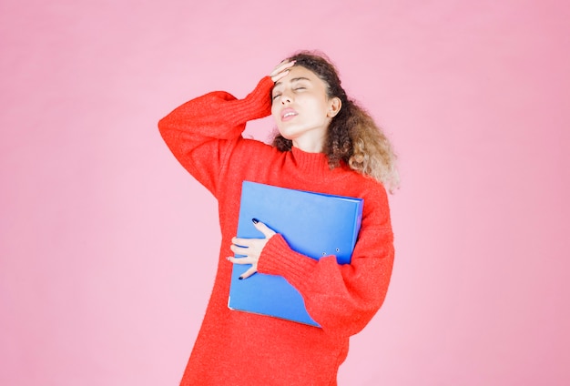 Foto grátis mulher de camisa vermelha parece pessimista ou triste.