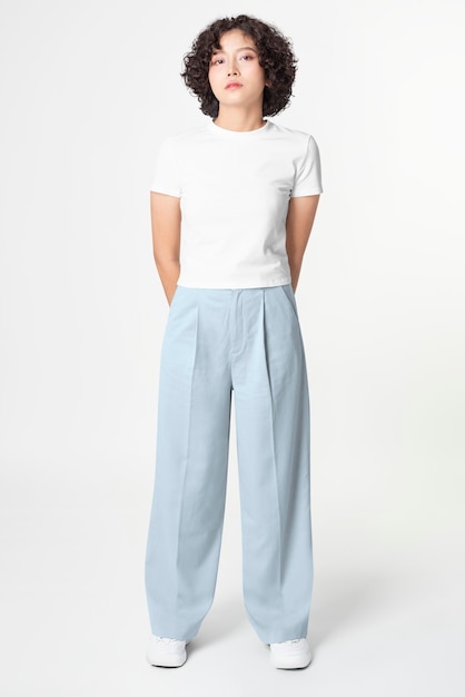 Mulher de camiseta branca e calças largas azuis da moda minimalista