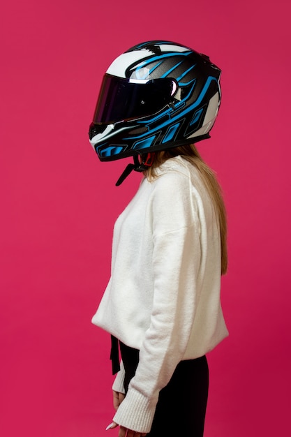 Foto grátis mulher de camisola branca com capacete de moto