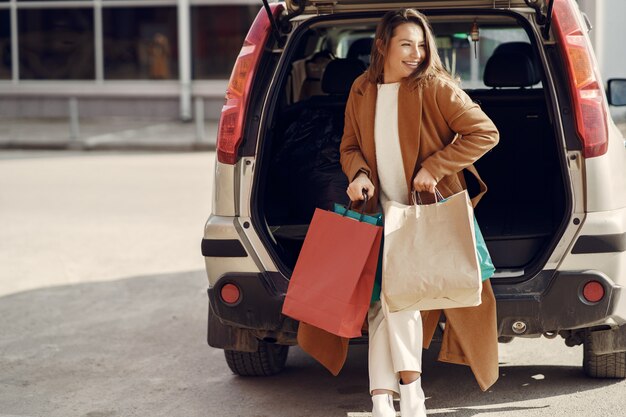 Mulher de carro com uma sacola de compras