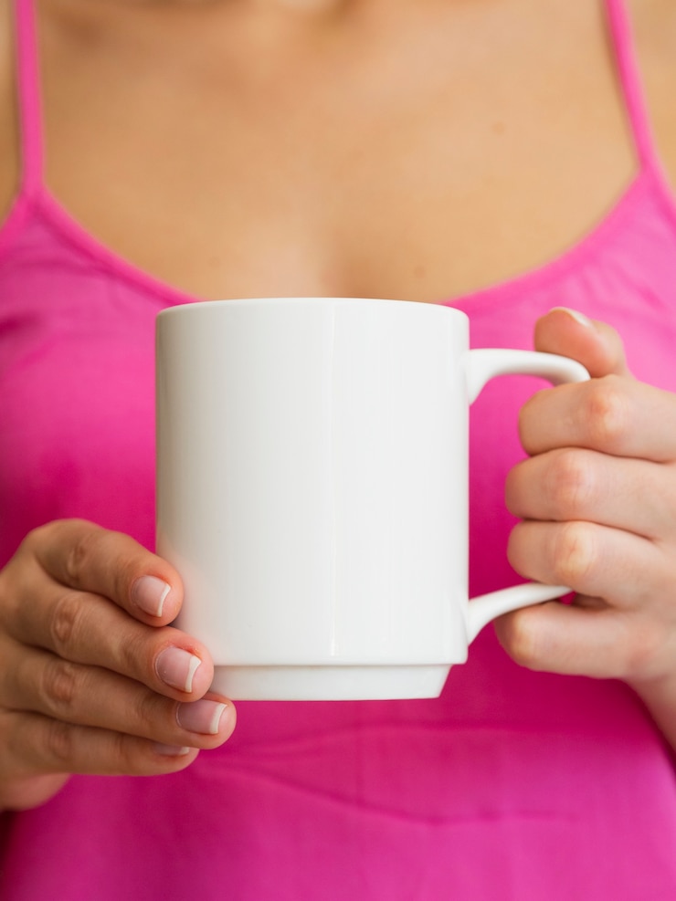 Foto grátis mulher de close-up com camisa rosa e caneca