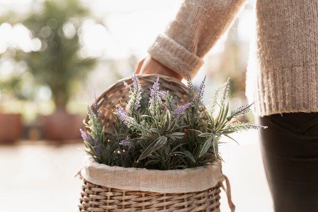 Mulher de close-up com cesta de flores