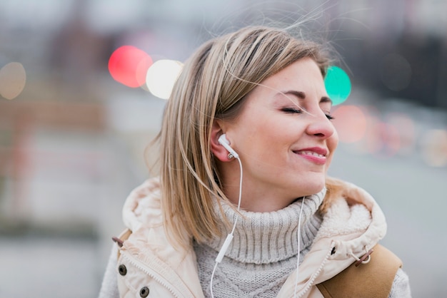 Mulher de close-up com fones de ouvido