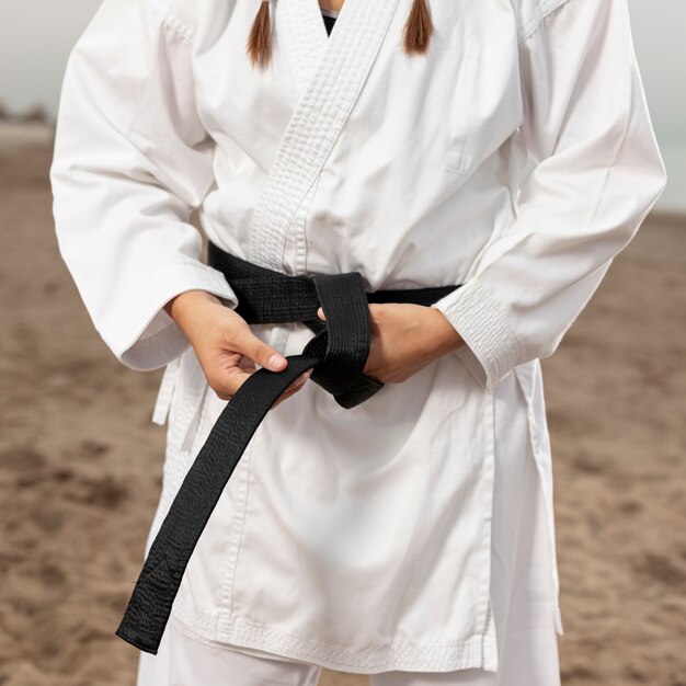 Mulher de close-up em traje de artes marciais