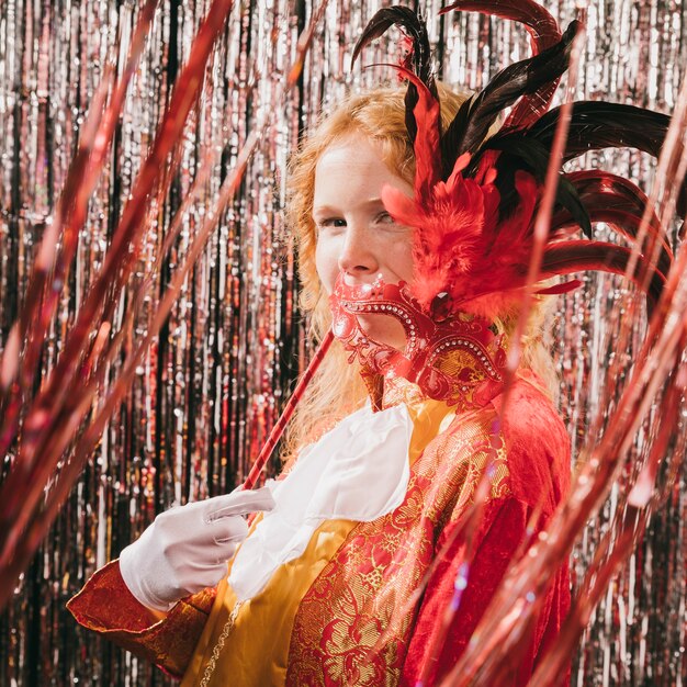 Mulher de close-up fantasiada em festa de carnaval