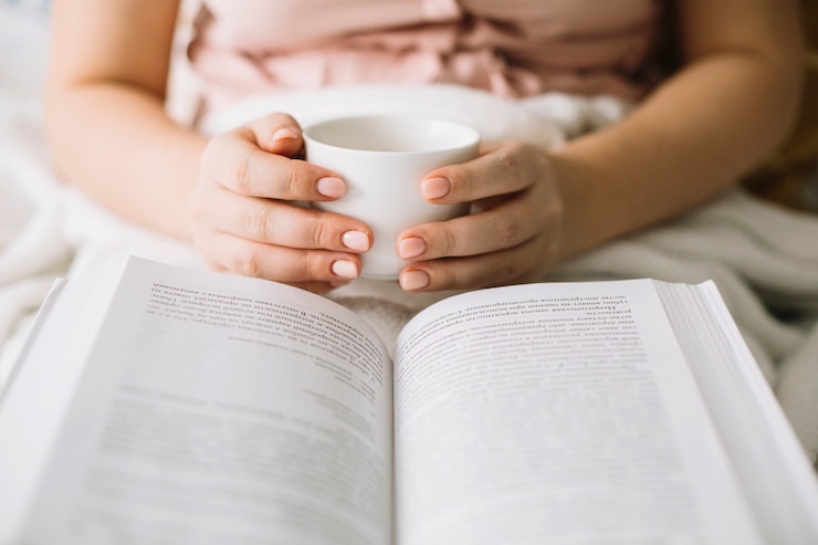 Foto grátis mulher de colheita com livro de leitura de bebidas