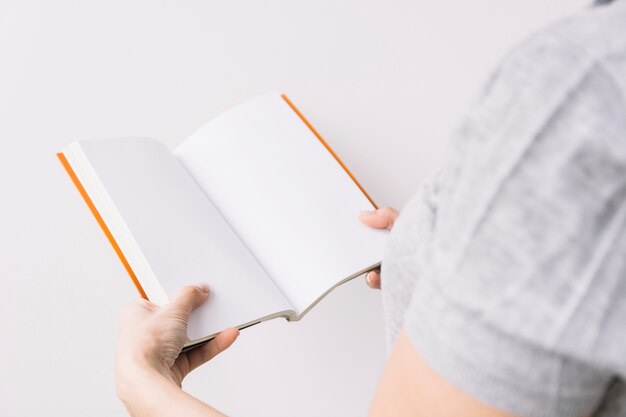 Mulher de colheita lendo livro vazio