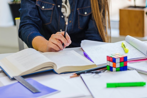 Mulher de colheita que estuda na mesa