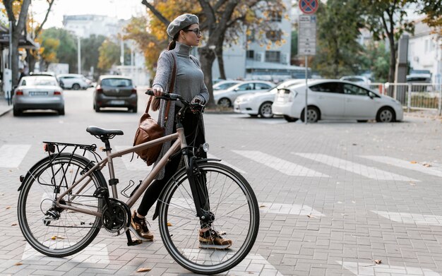 Mulher de corpo inteiro atravessando a rua