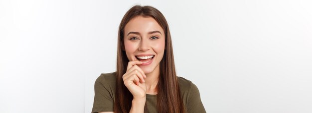 Mulher de espanto animada olhando para o lado jovem feliz surpresa olhando de soslaio em excitação