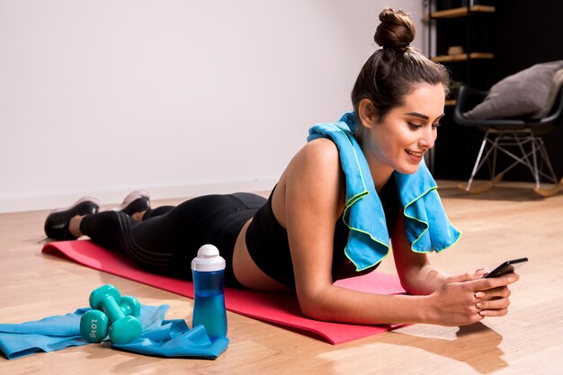 Mulher de fitness fazendo exercício em casa