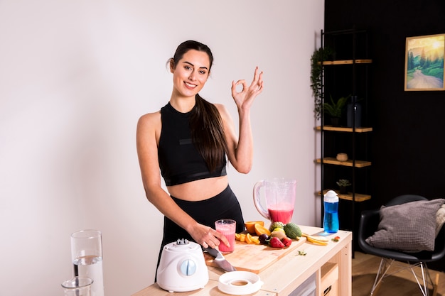 Mulher de fitness preparando um suco de desintoxicação