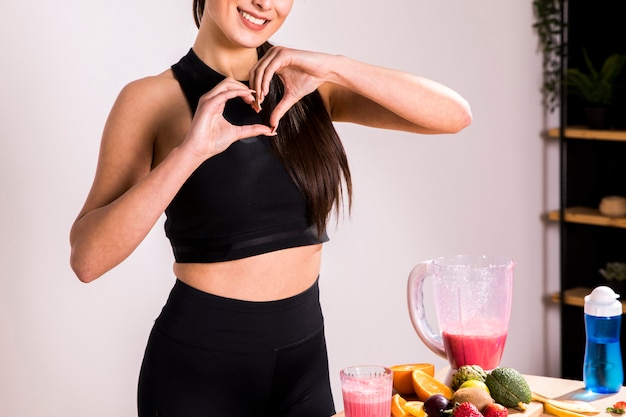 Foto grátis mulher de fitness preparando um suco de desintoxicação