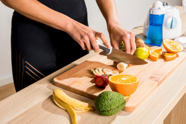 Mulher de fitness preparando um suco de desintoxicação