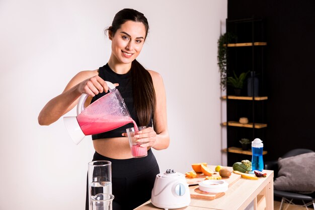 Mulher de fitness preparando um suco de desintoxicação