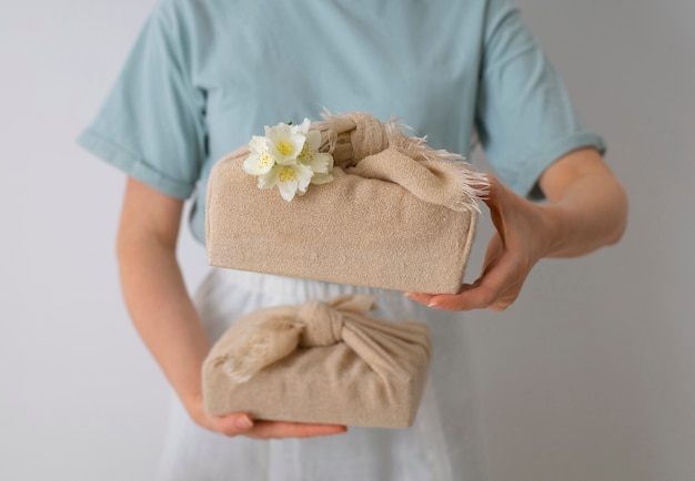 Foto grátis mulher de frente com um pacote de furoshiki