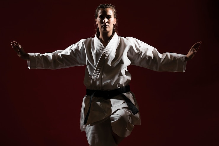 Foto grátis mulher de frente em uniforme branco de karatê