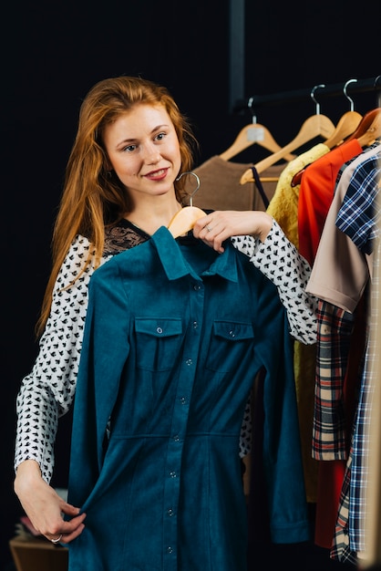 Mulher de gengibre com vestido azul