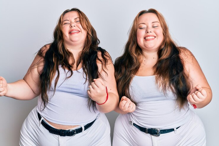 Foto grátis mulher de irmãs caucasianas de tamanho grande vestindo roupas brancas casuais muito feliz e animada fazendo gesto de vencedor com os braços levantados sorrindo e gritando pelo conceito de celebração de sucesso