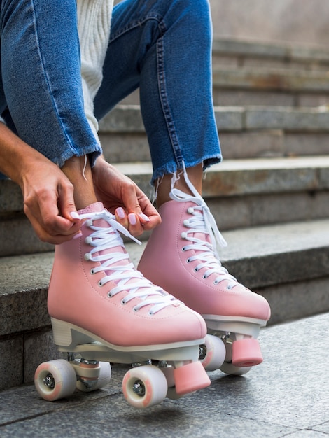 Foto grátis mulher de jeans amarrar cadarços de patins