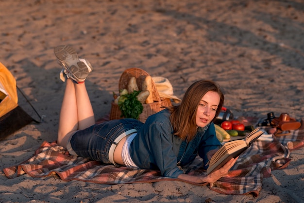 Mulher de lado lendo um livro