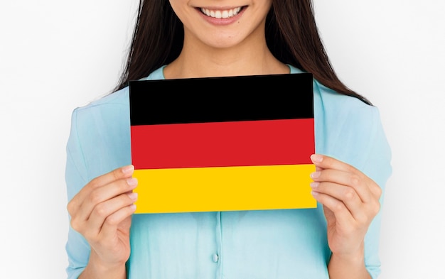 Foto grátis mulher de mãos dadas com a alemanha deutschland bandeira patriotismo
