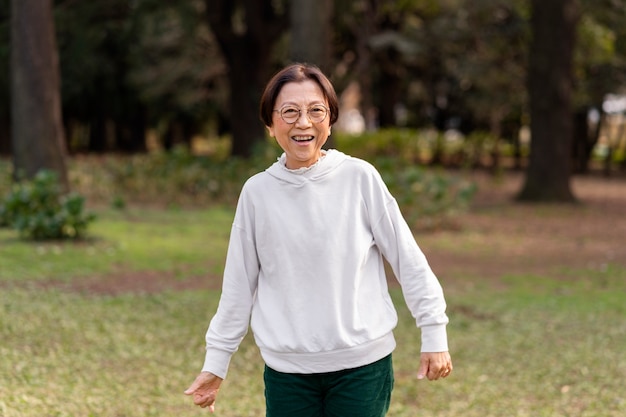 Mulher de meia idade sorrindo e se divertindo