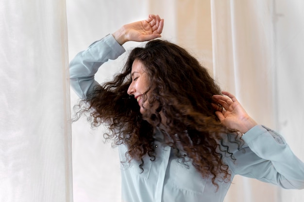 Foto grátis mulher de meia-idade, tiro médio, dançando