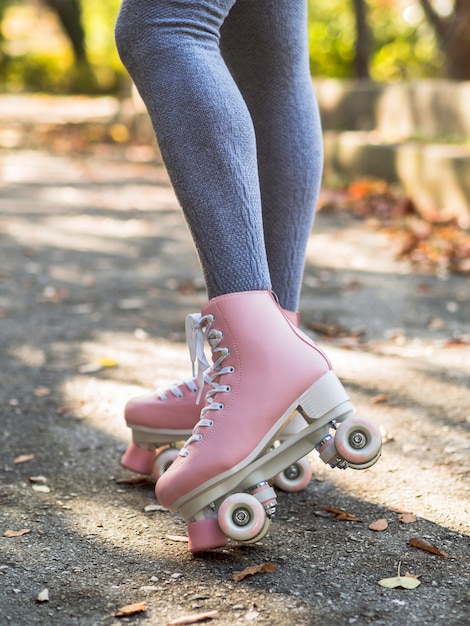 Mulher de meias posando com patins