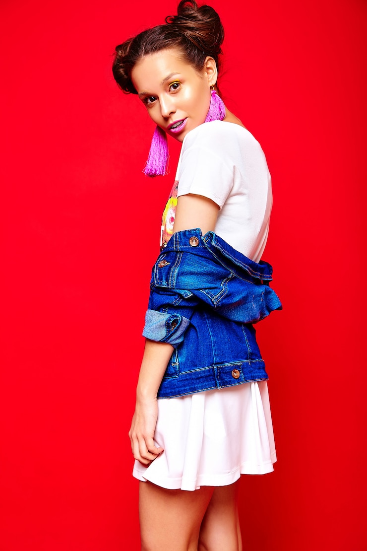 Foto grátis mulher de moda em roupas de verão hipster casuais