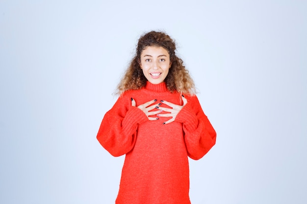 mulher de moletom vermelho dando poses alegres e positivas.