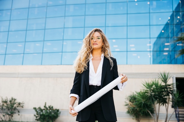 Foto grátis mulher de negócio em frente ao edifício de vidro